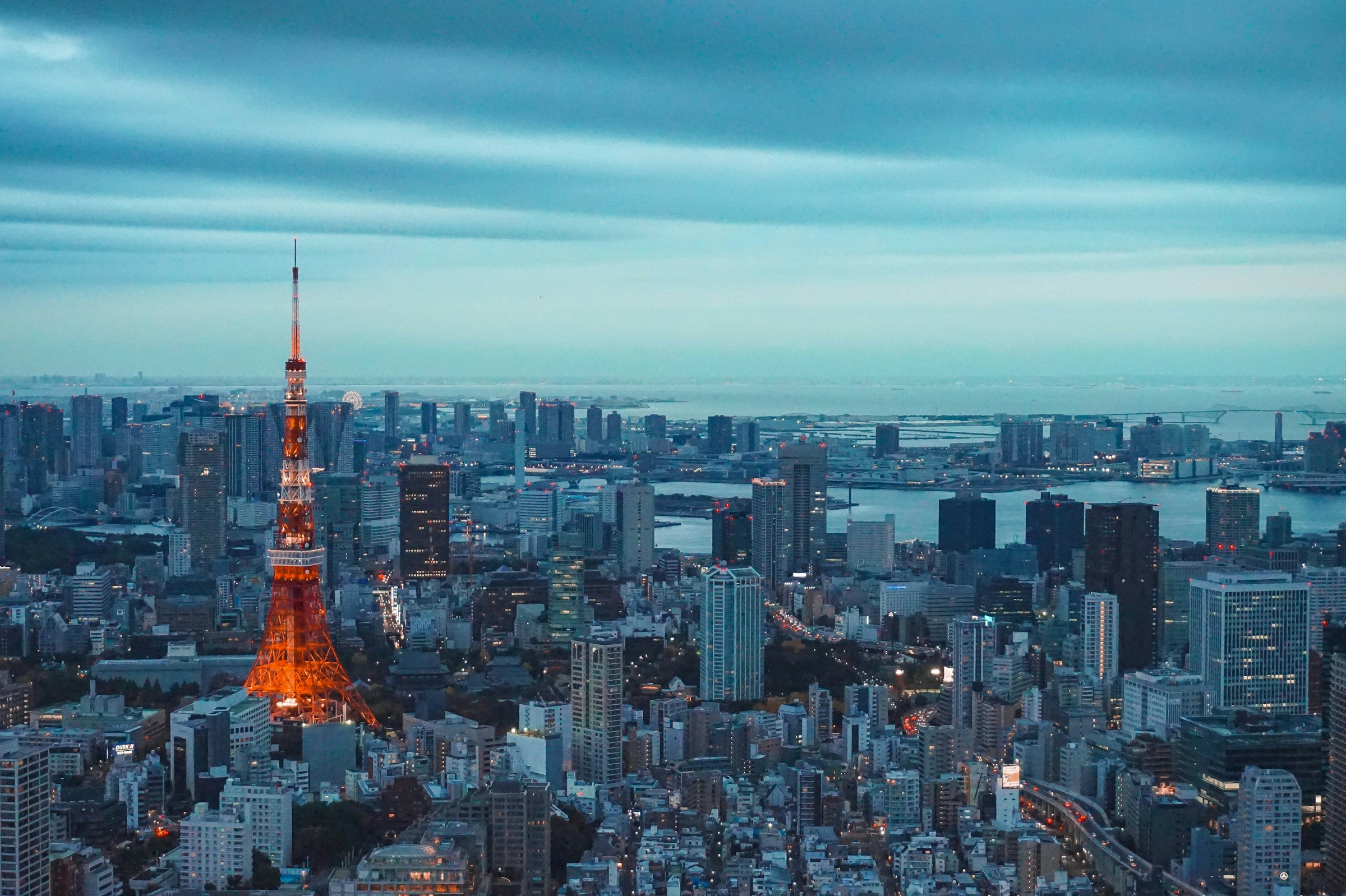 Toàn cảnh thành phố Tokyo và tháp Tokyo lúc hoàng hôn